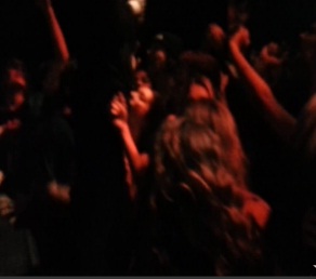 VIDEO: Rapero recibe sexo oral en pleno concierto