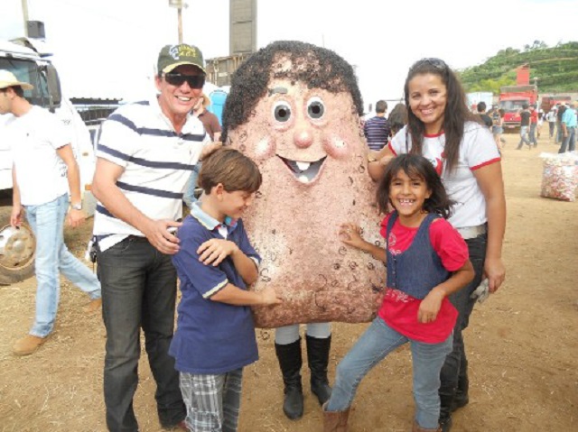 Conozcan al Sr. Testículo, ¡mascota brasileña para concientizar sobre el cáncer testicular!