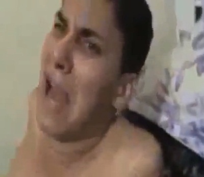 Chavito pone cámara en su cuarto para grabarse teniendo sexo con su chica, ¡pero sale golpeado!