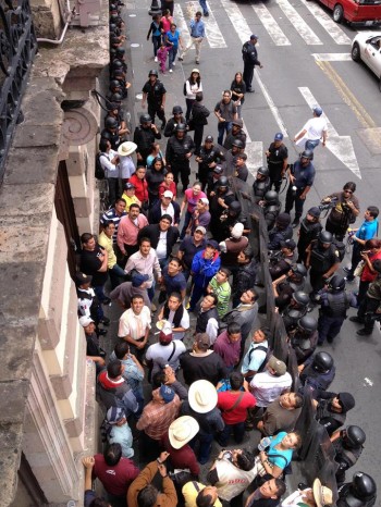 garanaderos vs manifestantes congreso michoacan 2 suttebam