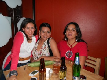 Paloma Chávez ,Mora Maga y América Delgado brindando en The Beer Box Morelia