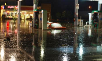 Carros quedaron varados en mediod e la tormenta, como tres que fueron ubicados en una gasolinera de Salida Salamanca