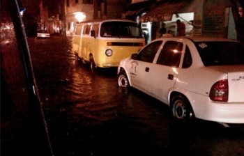 #Morelia En algunas casas y comercios de la av. Michoacán ya se les metió el agua: Foto Vía Sergio Acosta