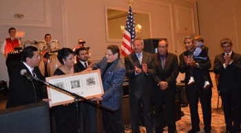 Como parte de su gira de trabajo por Chicago los días 29 y 30 de junio (según refiere un boletin oficial), el gobernador Jesús Reyna fue partícipe de la clausura de la celebración anual de la “Presencia Cultural Michoacana en el Medio Oeste 2013”, 