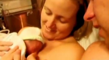 madre revive bebe abrazos australia
