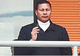 sacerdopte colombiano espiaba mujeres