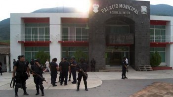Aquila ayuntamiento presidencia Michoacán policía federal