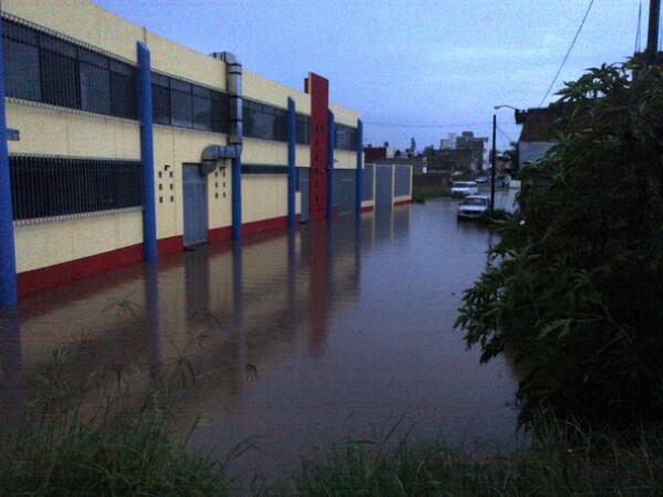el Dren Arroyo de Tierras rebasado en capacidad e inundó este kinder del SUEUM en la col. Rector Hidalgo / Vía @Tron33mx