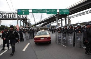 granaderos aeropuerto maestros México CNTE