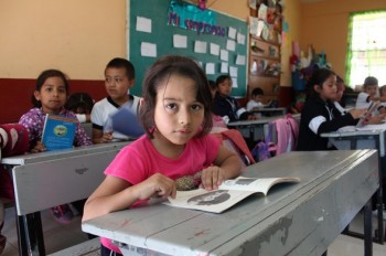 niña escuela Michoacán SEE