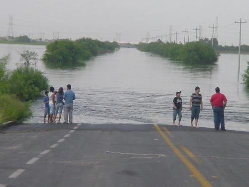 http://www.changoonga.com/wp-content/uploads/2013/09/Carretera_Inundada2.jpg