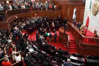 Homenaje fúnebre al diputado Esquivel la noche de este miércoles en el Congreso de Michoacán.