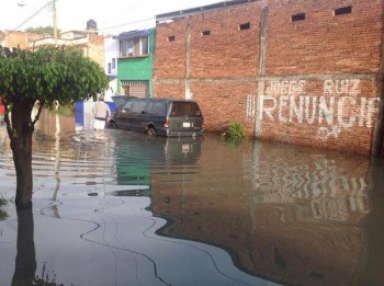 Morelia Inundación en Col. Nueva Valladolid, calle Gregorio de Aviña. Foto: Eugenia Cabrera