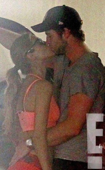 Liam Hemsworth Eiza González beso