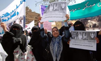 Mujeres en Yemen protestando en contra de los matrimonios de chicas menores de 17 años. Foto de Mohamed Huwais/
