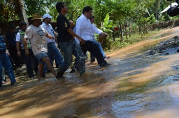 El gobernador de Michoacán de visita en Lázaro Cárdenas para recorrer las zonas damnificadas