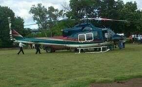Helicóptero del gobierno michoacano arribando a Huetamo para apoyar labores