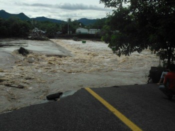 Lo que queda del puente que comunica a Zicuirán con Cuatro Caminos / Foto: José Santiago Medina Gallegos