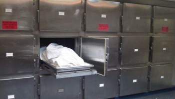Mujer viva en depósito de cadáveres