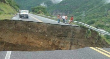 inundaciones Michoacán autopista derrumbe