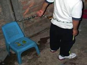 niña encadenada