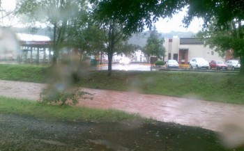 Río Chiquito a punto del desborde / Vía @Zitroseyer