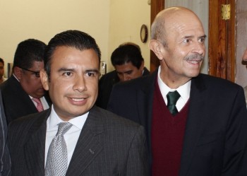 Fausto Vallejo en el Congreso del Estado para su regreso a la gubernatura con Fidel Calderón