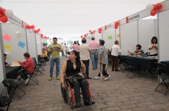 Feria del Empleo mujer discapacitada en silla de ruedas