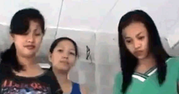 Maltrato Animal mujeres pisotean a un cachorro