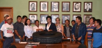 La alcaldesa de Xalapa entregando llantas para camiones que no sirven / Especial