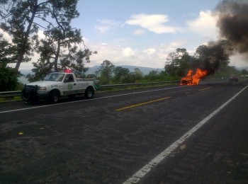 carro incendiado carretera Michoacán