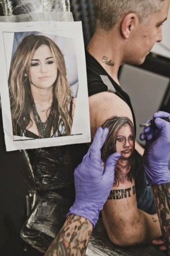 FOTOS: Conoce al hombre con 21 tatuajes de Miley Cyrus fan miley cyrus4