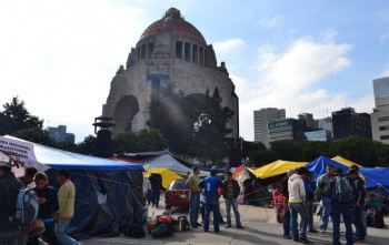 maestros CNTE plantón Monumento a la Revolución DF