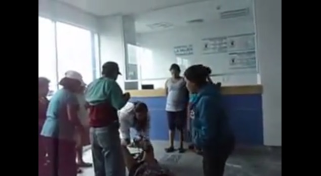 mujer de Puebla da a luz en sala de espera de hospital