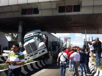 trailer choque caseta CNTE