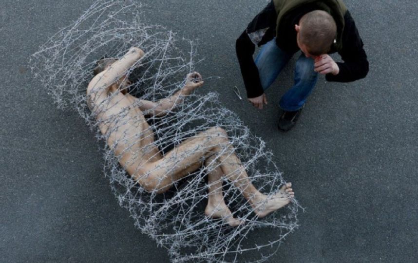 Piotr Pavlenski enrollado alambre de púas