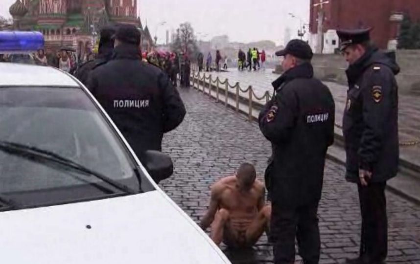 Piotr Pavlenski testículos clavados Rusia 3