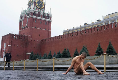 Piotr Pavlenski testículos clavados Rusia