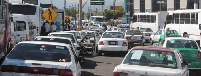 Transportistas bloquean libramiento de Morelia