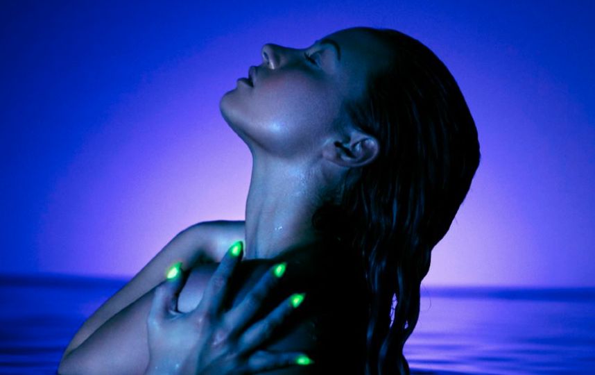 demi lovato neon light video2