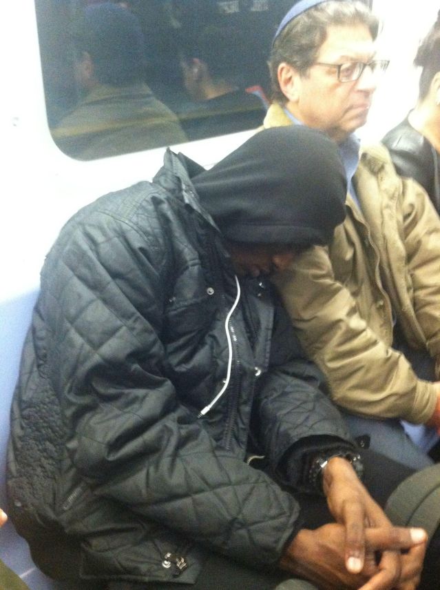 fotografía conmovedora hombres razas en el metro