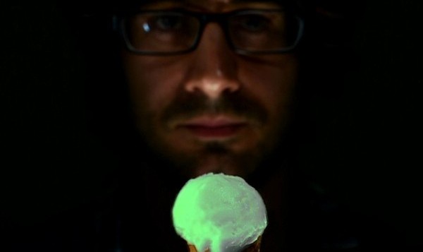 helado fluorescente brilla al contacto con la lengua