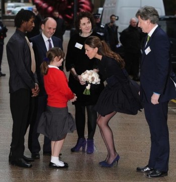 kate middleton el aire le lavantó la falda