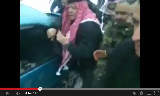 Captan en video al rey de Jordania ayudando a empujar un coche