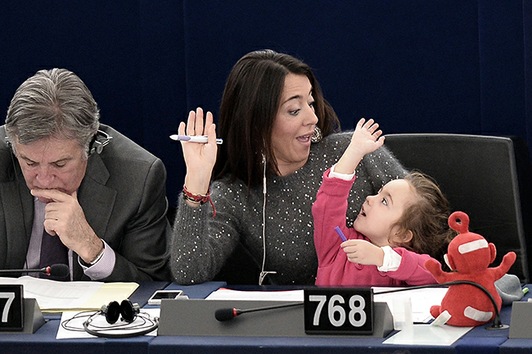 Licia Ronzulli y su hija Victoria en el Parlamente Europeo AFP