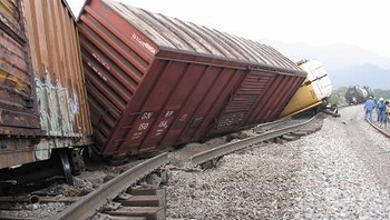 Maquinista se dio a la fuga por descarrilamiento del tren de Kansas City en Taretán Michoacán