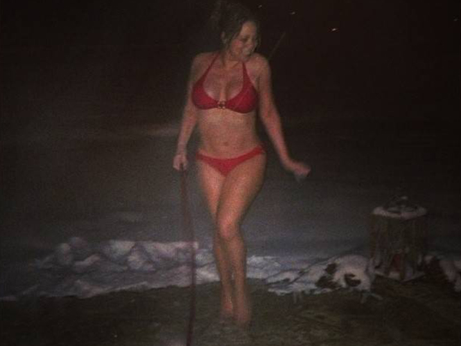 Mariah Carey en bikini en la nieve