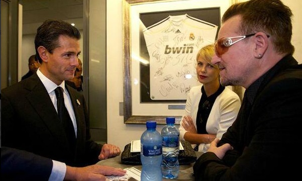 Peña Nieto con Bono y Charlize Theron