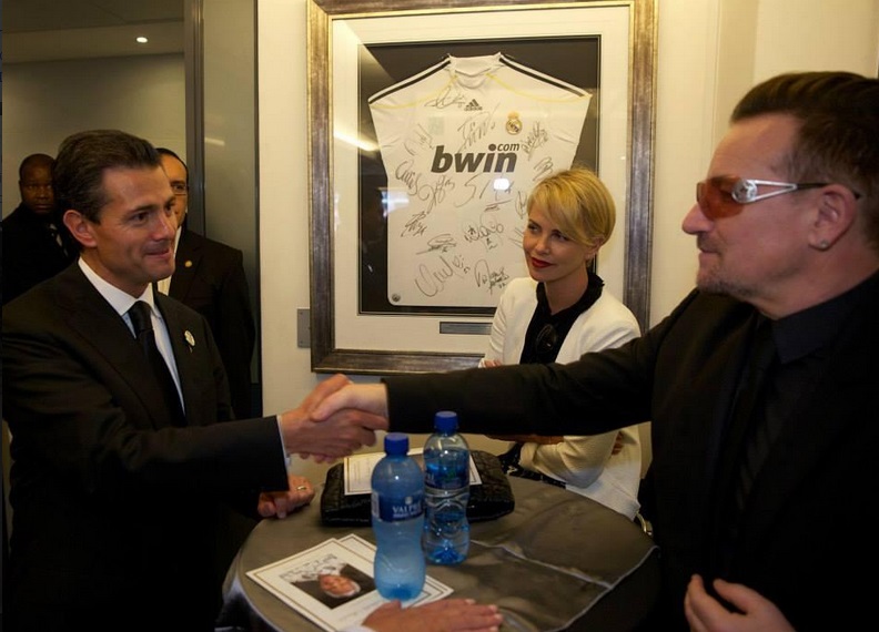 Peña Nieto saludando a Bono Charlize Theron