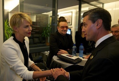 Peña Nieto saludando a Charlize Theron Bono